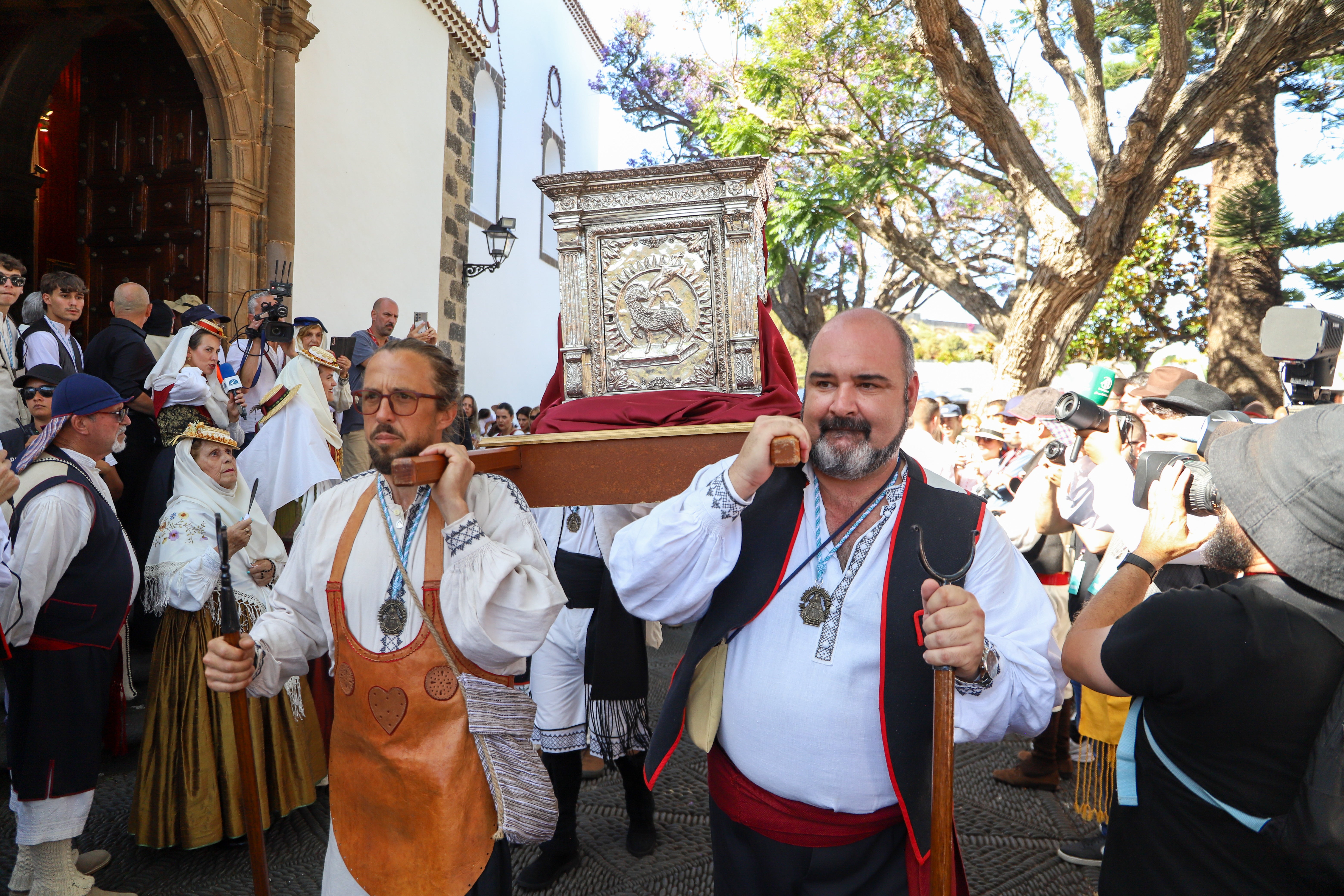 Imagen principal - La Palma vive La Bajada del Trono de la Virgen de Las Nieves diez años después