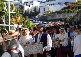 Romeros y romeras cargando las piezas del trono de la Virgen de Las Nieves, en La Palma.