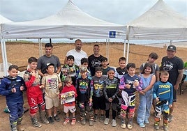 Imagen de los pequeños con los diplomas tras el evento.