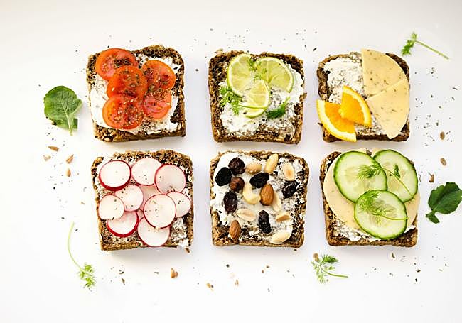 Variedad de tostas con queso cottage