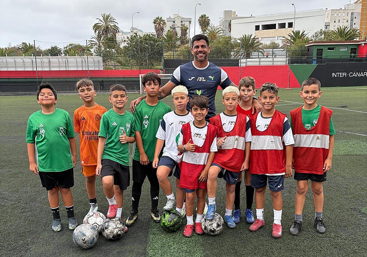 Aythami Artiles posa junto a los más jóvenes en el Campo del Inter Canarias.