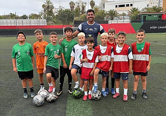 Aythami Artiles posa junto a los más jóvenes en el Campo del Inter Canarias.