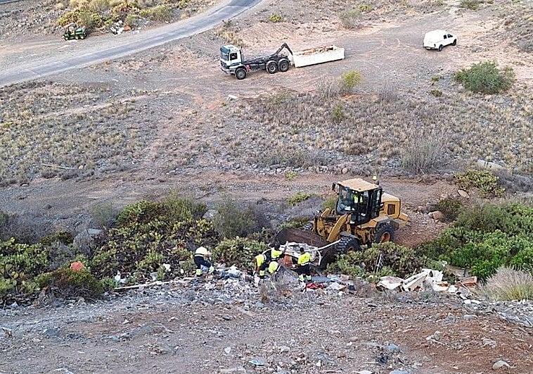 Un momento de la retirada de los materiales del fondo del barranco.