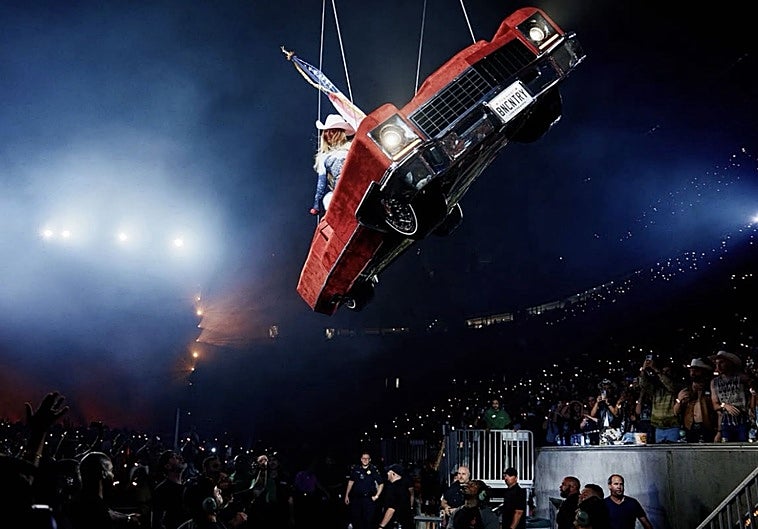 Beyoncé, con el coche inclinado, esperando a ser rescatada.