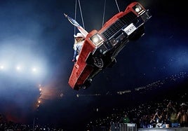 Beyoncé, con el coche inclinado, esperando a ser rescatada.