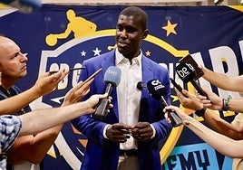 Sitapha Savané atendiendo a los medios de comunicación este lunes.