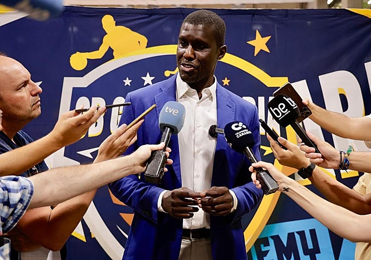 Sitapha Savané atendiendo a los medios de comunicación este lunes.