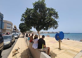 Gente resguardándose del fuerte sol en las islas.