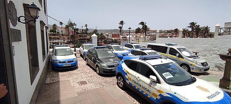 Imagen de vehículos averiados en el parking de la Jefatura de la Policía Local de Telde.