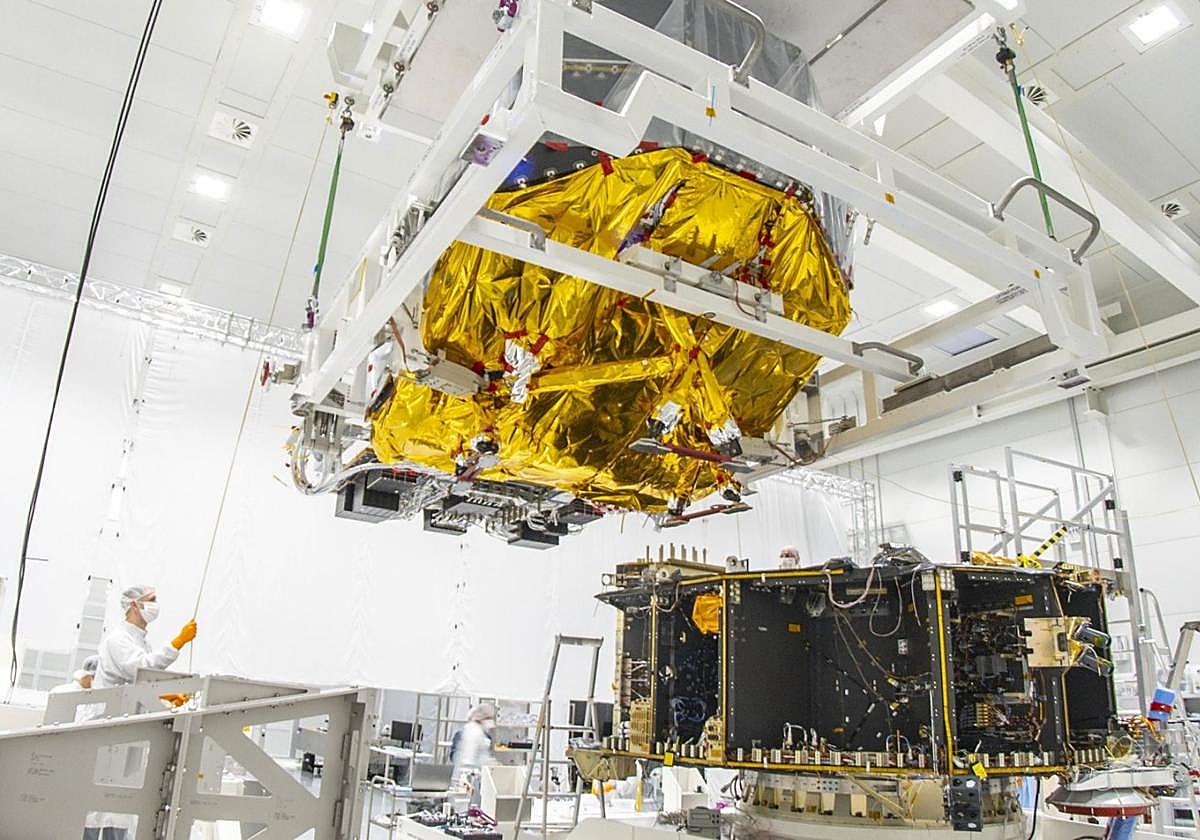 Colocación del banco óptico de Plato con 26 cámaras en el módulo de servicio de la nave espacial.