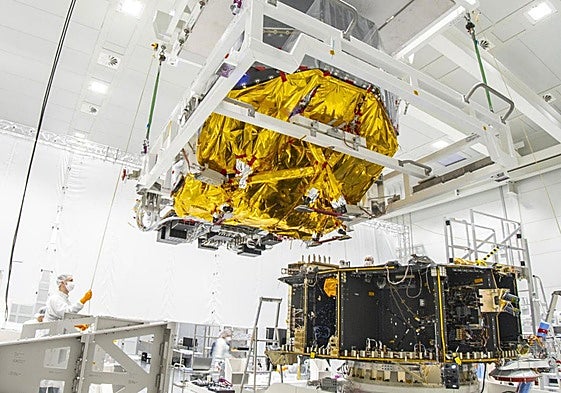 Colocación del banco óptico de Plato con 26 cámaras en el módulo de servicio de la nave espacial.