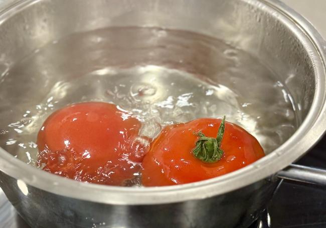 Escaldamos los tomates durante 1 minuto