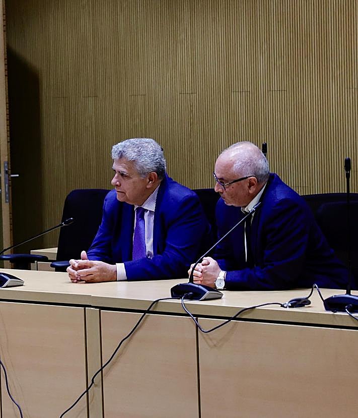 Imagen secundaria 2 - Imágenes de la quinta jornada del juicio por la Gestión del Agua en la capital grancanaria, que terminó aplazándose finalmente.