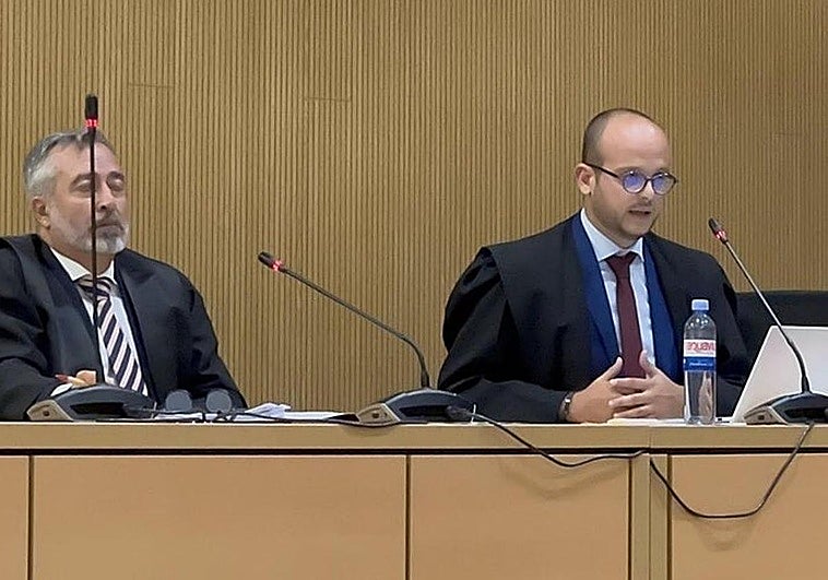 El letrado Juan Rafael Martín interviene en presencia de Ibáñez Santana.