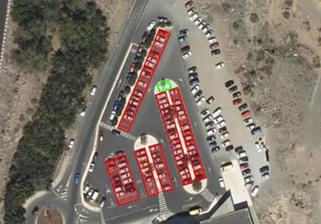 Paneles solares en el parking del centro de salud de Maspalomas.