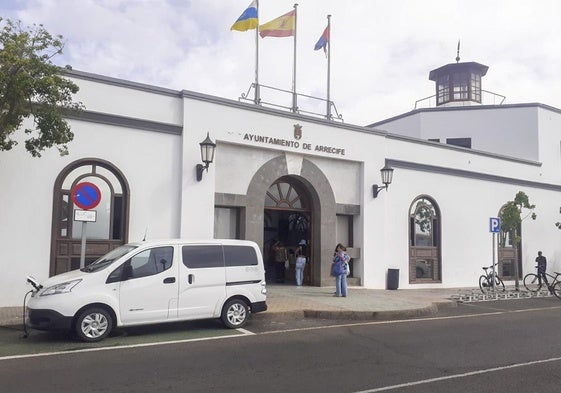 Vista frontal de la sede principal del Ayuntamiento de Arrecife.