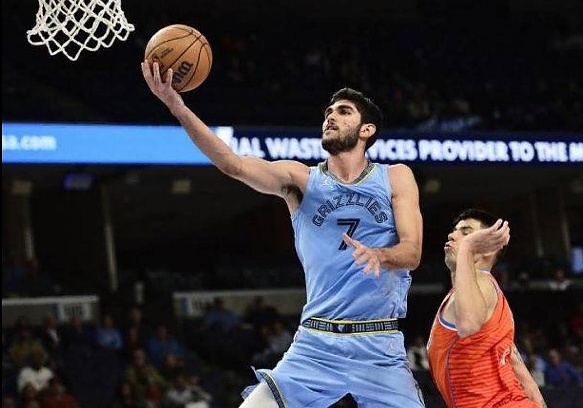 Santi Aldama anota durante un duelo de temporadas anteriores en la NBA.