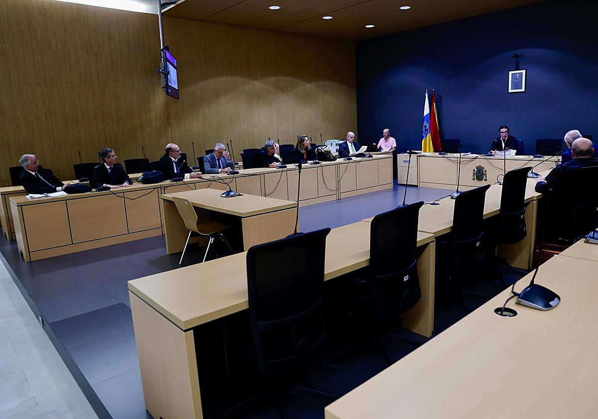 Imagen principal - Imágenes de la quinta jornada del juicio por la Gestión del Agua en la capital grancanaria, que terminó aplazándose finalmente.