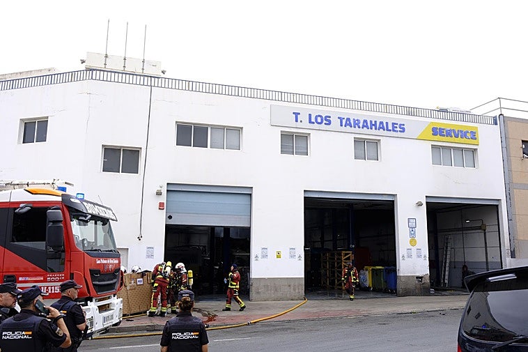 Efectivos trabajando en el lugar del incendio.