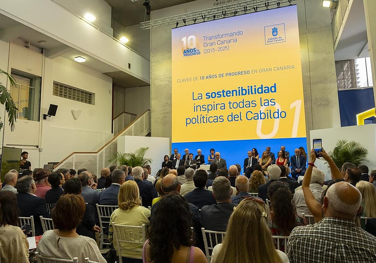 Un centenar de representantes de la sociedad civil acudieron al acto en el Cabildo.