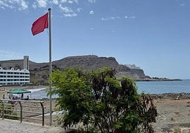 La Playa del Cura con badera roja.