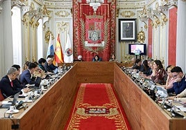 Pleno del Ayuntamiento de Las Palmas de Gran Canaria, en el Salón Dorado de las Casas Consistoriales donde participa María Amador en cada sesión plenaria.