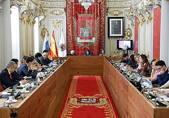 Pleno del Ayuntamiento de Las Palmas de Gran Canaria, en el Salón Dorado de las Casas Consistoriales donde participa María Amador en cada sesión plenaria.