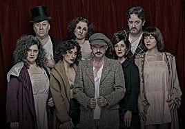 Imagen del reparto de 'La ópera de los tres centavos', que encabeza Coque Malla.