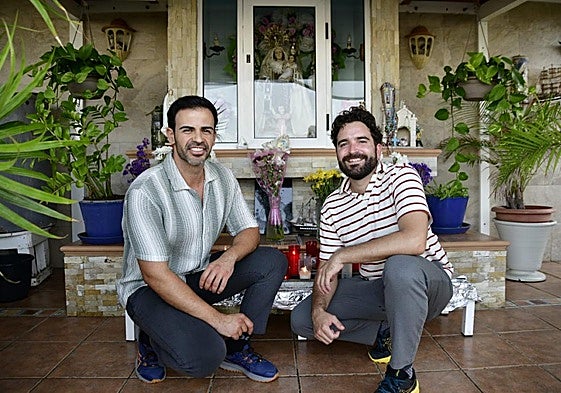 Joel y Chemi, en la pequeña capilla donde se produjo el robo de las joyas de la Virgen en enero de 2021.
