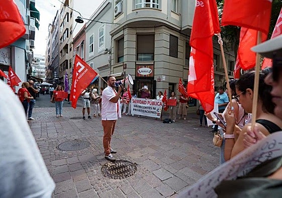 Protesta del personal del banco de sangre a las puertas del Parlamento, dos días antes de que los comités de empresa fueran inhabilitados.