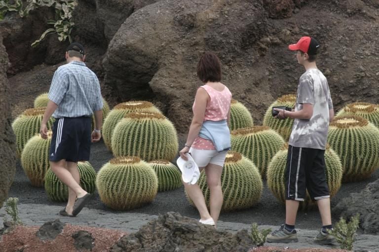 Turistas en el Jardín de Cactus, en la isla de Lanzarote.