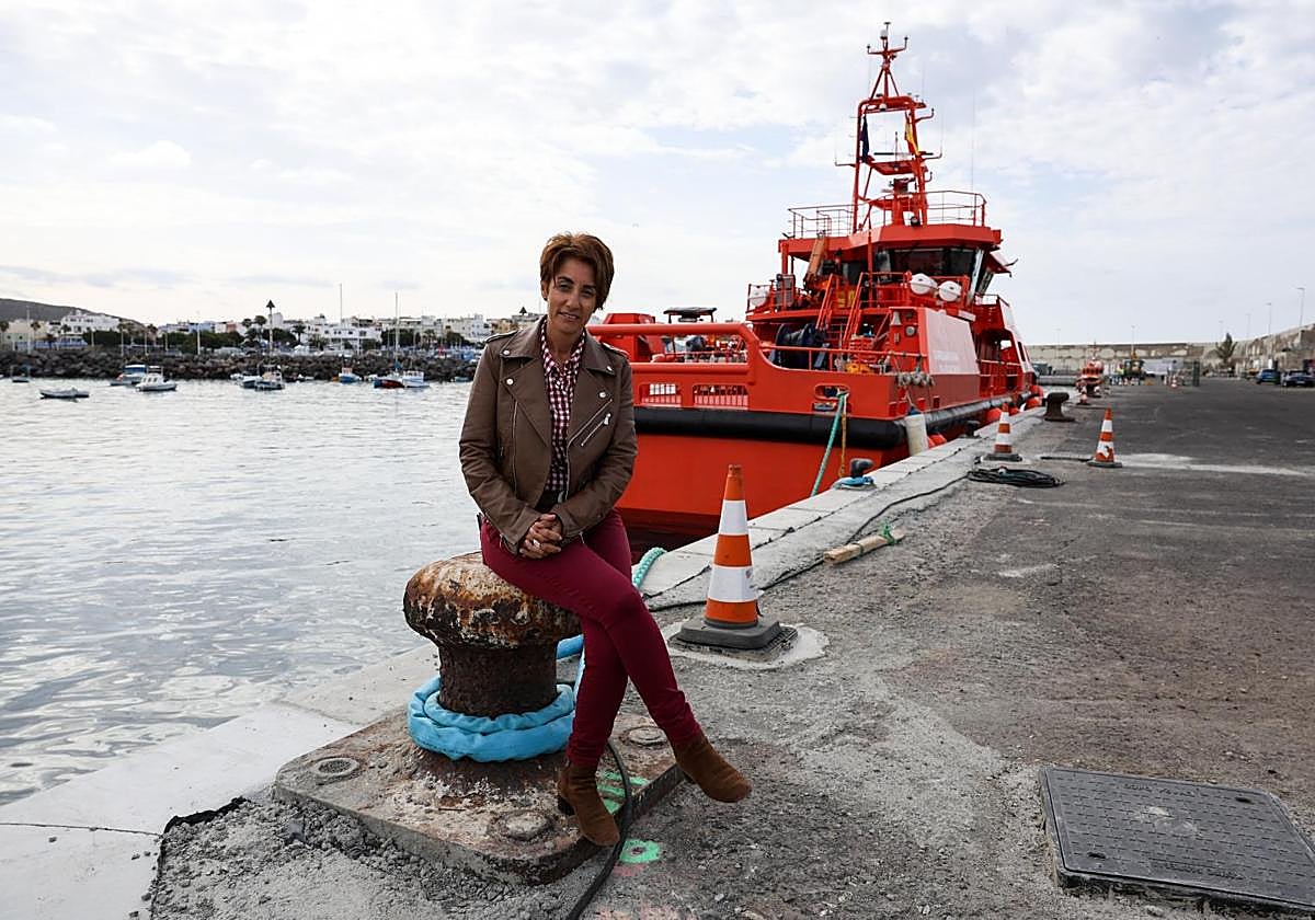 La alcaldesa de Mogán, Onalia Bueno, frente a una Salvamar en el muelle de Arguineguín este año.
