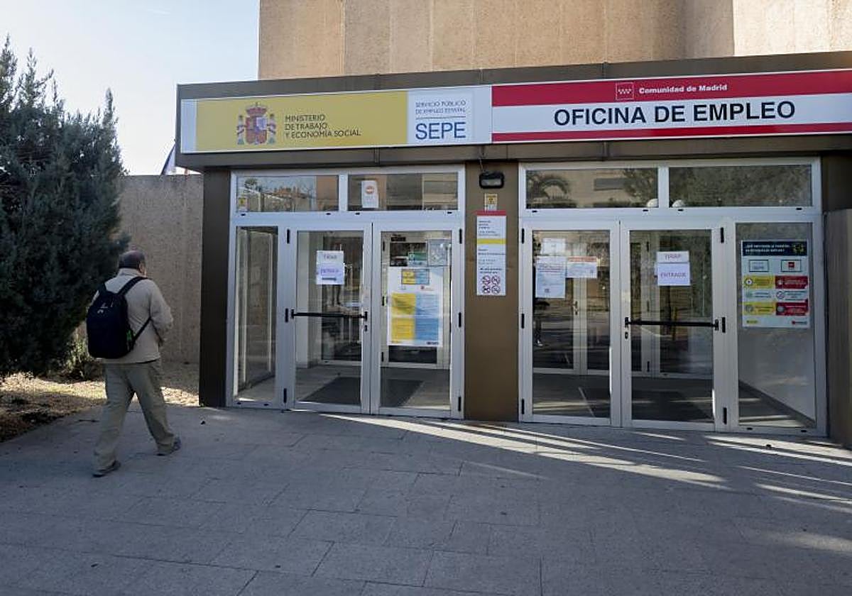 Una persona entra en una oficia de empleo.