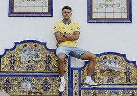El joven posando con la nueva indumentaria de la UD Las Palmas en la Villa de Firgas.