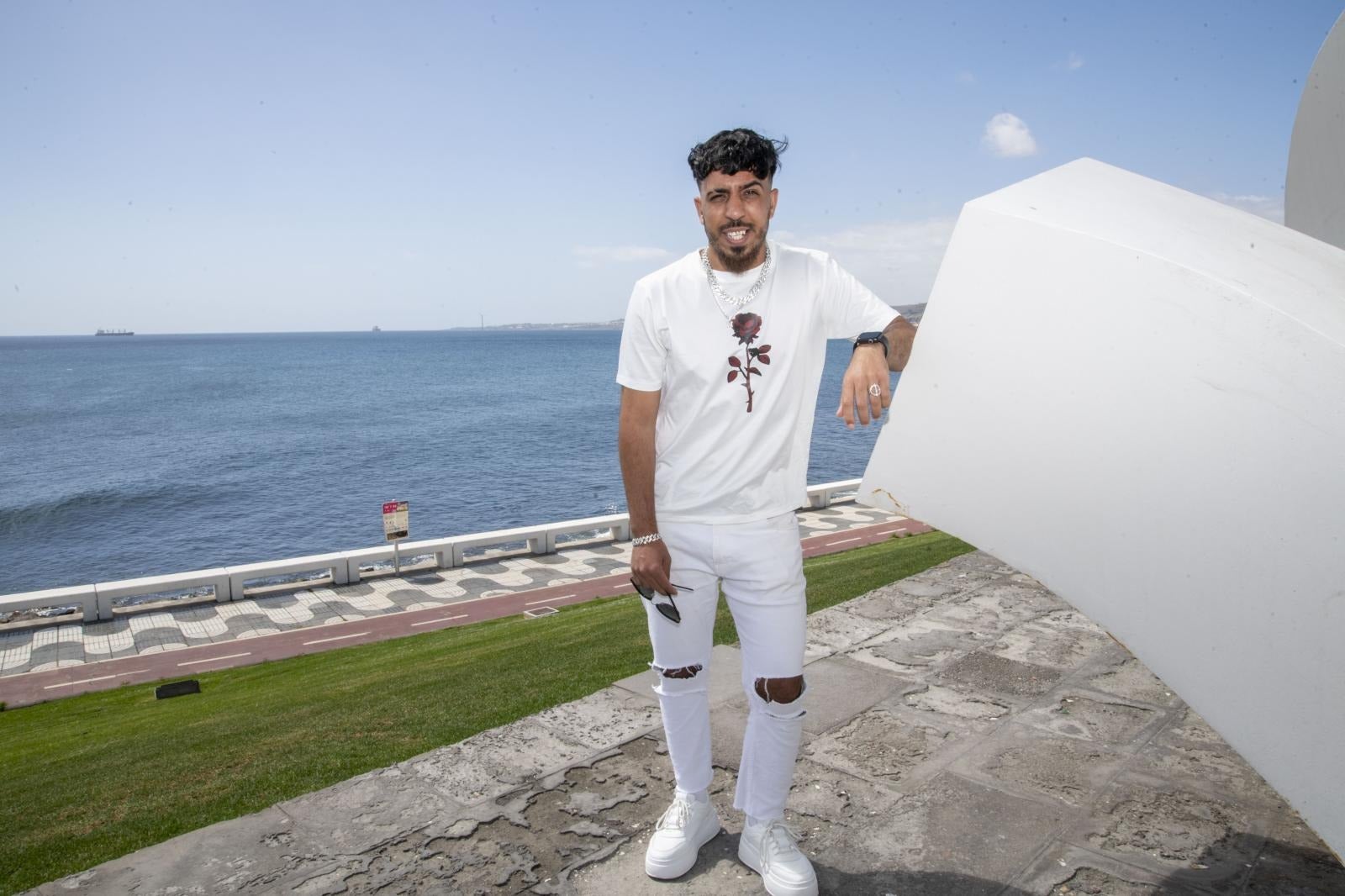 Badr Zoubir posa frente al mar que un día cruzó, ahora a pocos metros del centro donde trabaja como traductor.