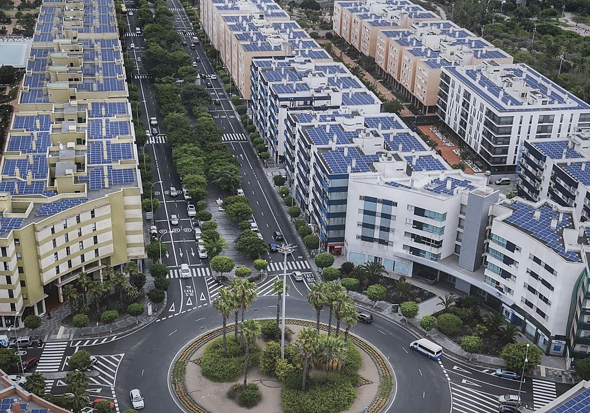 Recreación de una calle de Siete Palmas con paneles solares en las cubiertas de los edificios.
