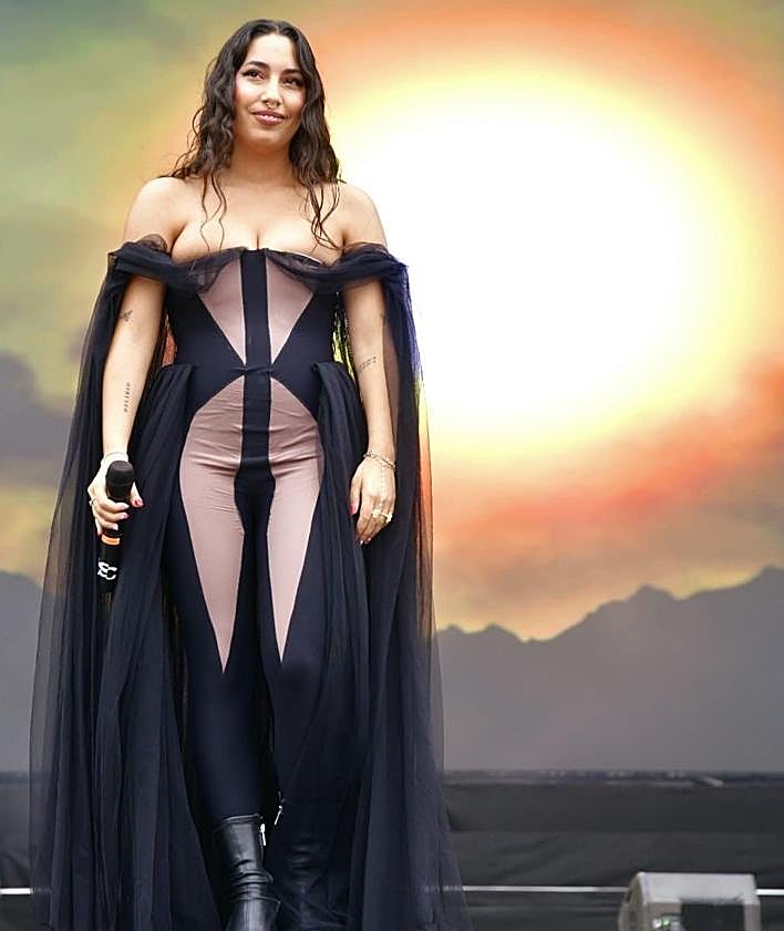 Imagen secundaria 2 - La cantante María José Llergo, durante el concierto con el que abrió el festival.