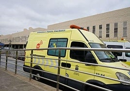 Una ambulancia del SUC en el Hospital Universitario de Gran Canaria Dr. Negrín.
