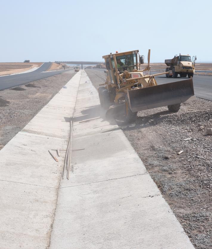 Imagen secundaria 2 - Puente de la rotonda del barranco del Negrito, que enlaza el acceso a Puerto del Rosario con la vía al aeropuerto y a los pueblos del centro.