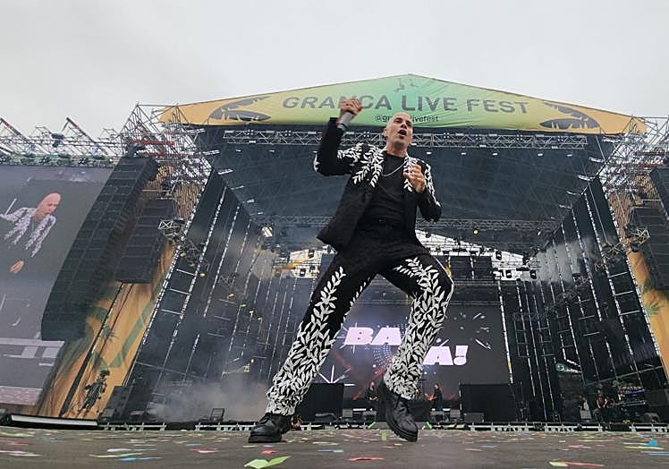 Iván Torres, durante el enérgico concierto que protagonizó Efecto Pasillo, este jueves, en el Granca Live Fest.