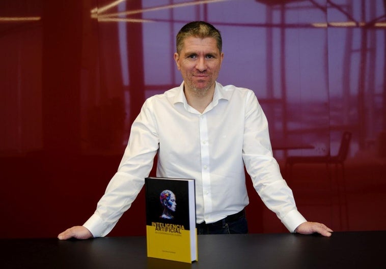 Juan Carlos Fernández posa junto a su libro Inteligencia artificial en la experiencia del cliente en las instalaciones de CANARIAS7.