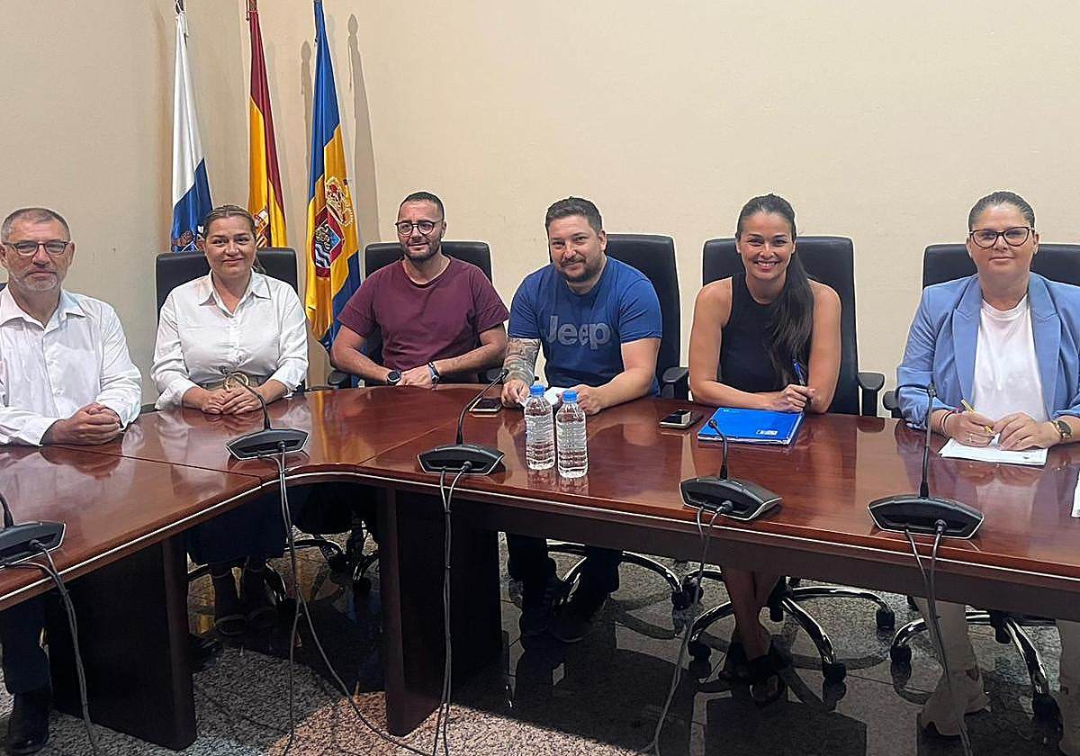 Los seis ediles populares, entre ellos la portavoz Esther Hernández, primera por la derecha.