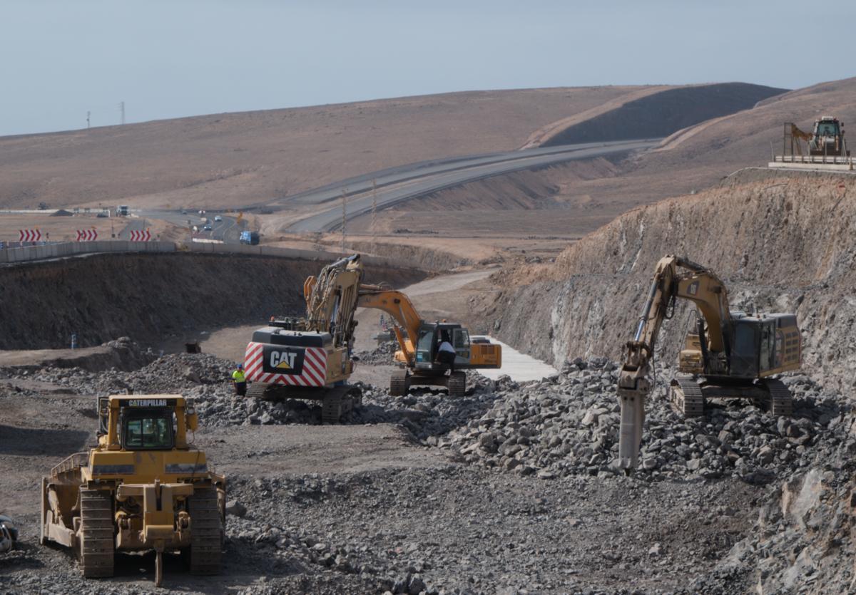 Estado actual de las obras del eje viario norte-sur a la altura del barranco del Negrito, entre Puerto del Rosario y el aeropuerto.