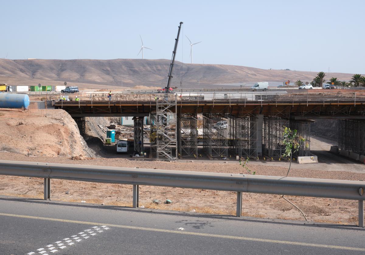 Imagen principal - Puente de la rotonda del barranco del Negrito, que enlaza el acceso a Puerto del Rosario con la vía al aeropuerto y a los pueblos del centro.