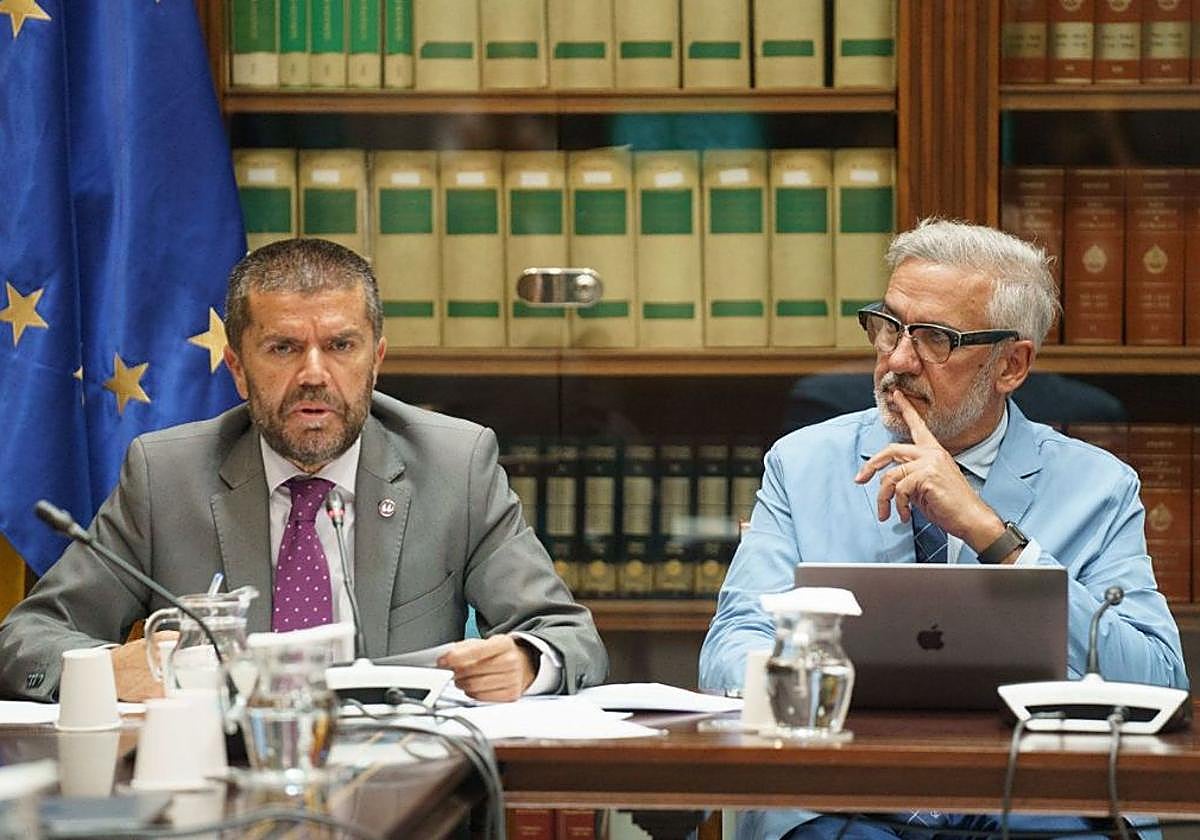 El rector de la ULL, Francisco García (i), y su homólogo en la ULPGC, Lluís Serra.