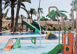 Splash zone del hotel HD Parque Cristóbal Gran Canaria, donde los niños disfrutan jugando en el agua al aire libre.