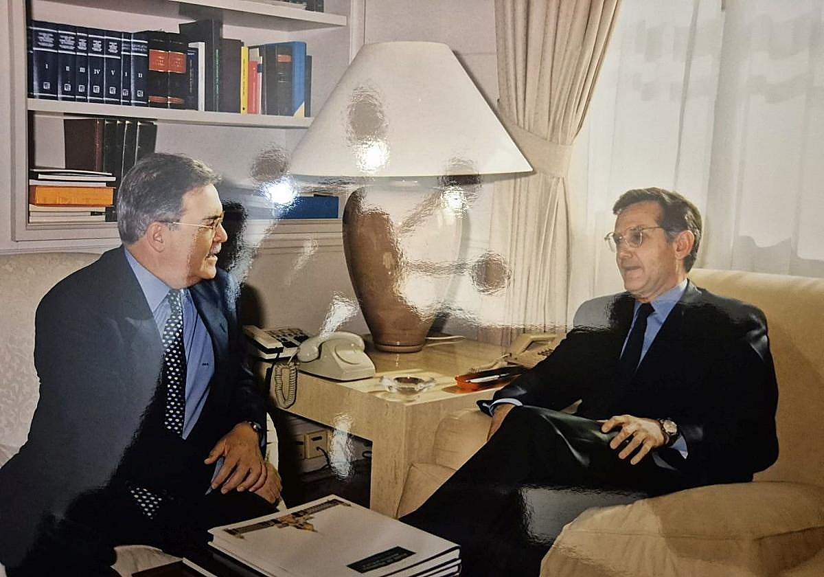 José Miguel Bravo de Laguna reunido con Rafael Arias-Salgado, entonces ministro de Obras Públicas.