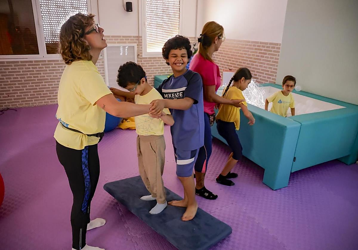 Imagen principal - Más imágenes de la tercera edición del campamento de verano de San Juan de Dios.