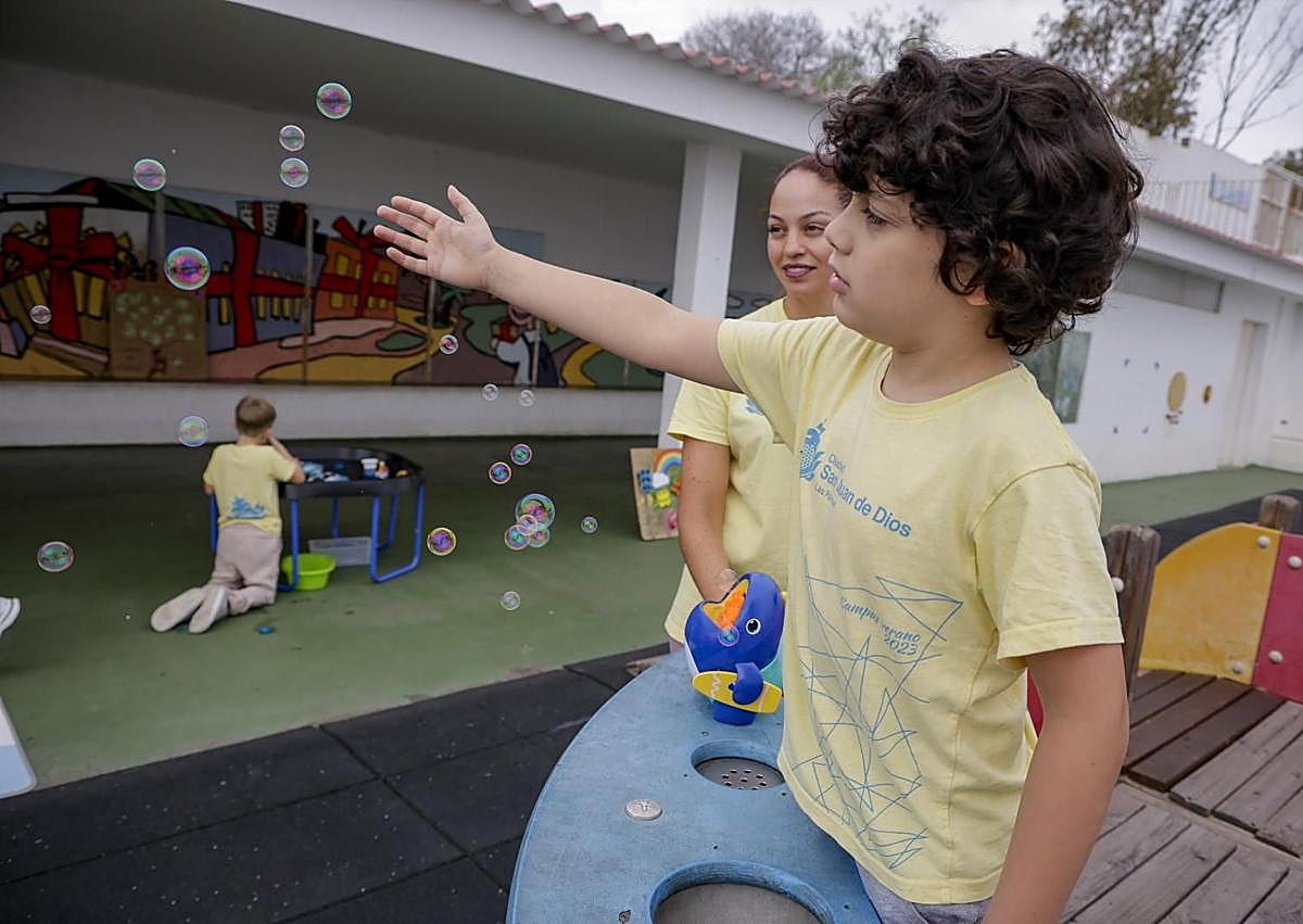Imagen secundaria 1 - Más imágenes de la tercera edición del campamento de verano de San Juan de Dios.