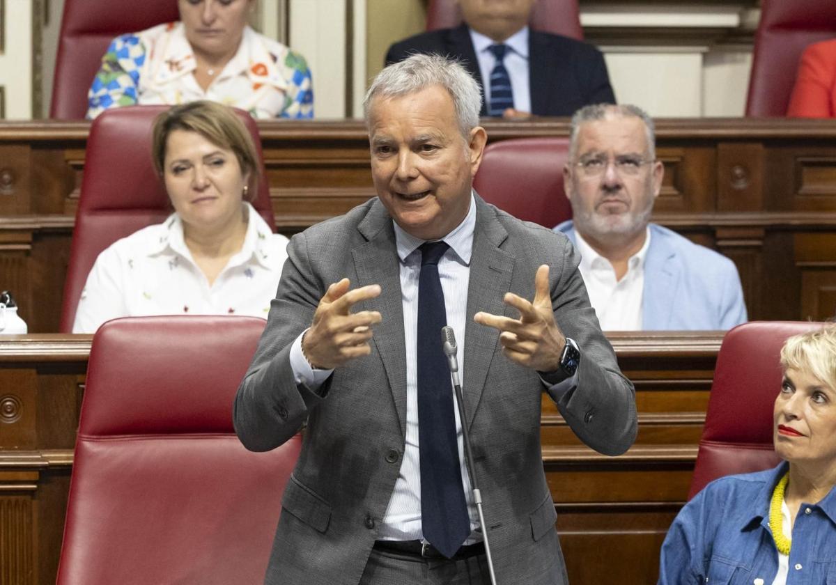 Sebastián Franquis durante una intervención el Parlamento.